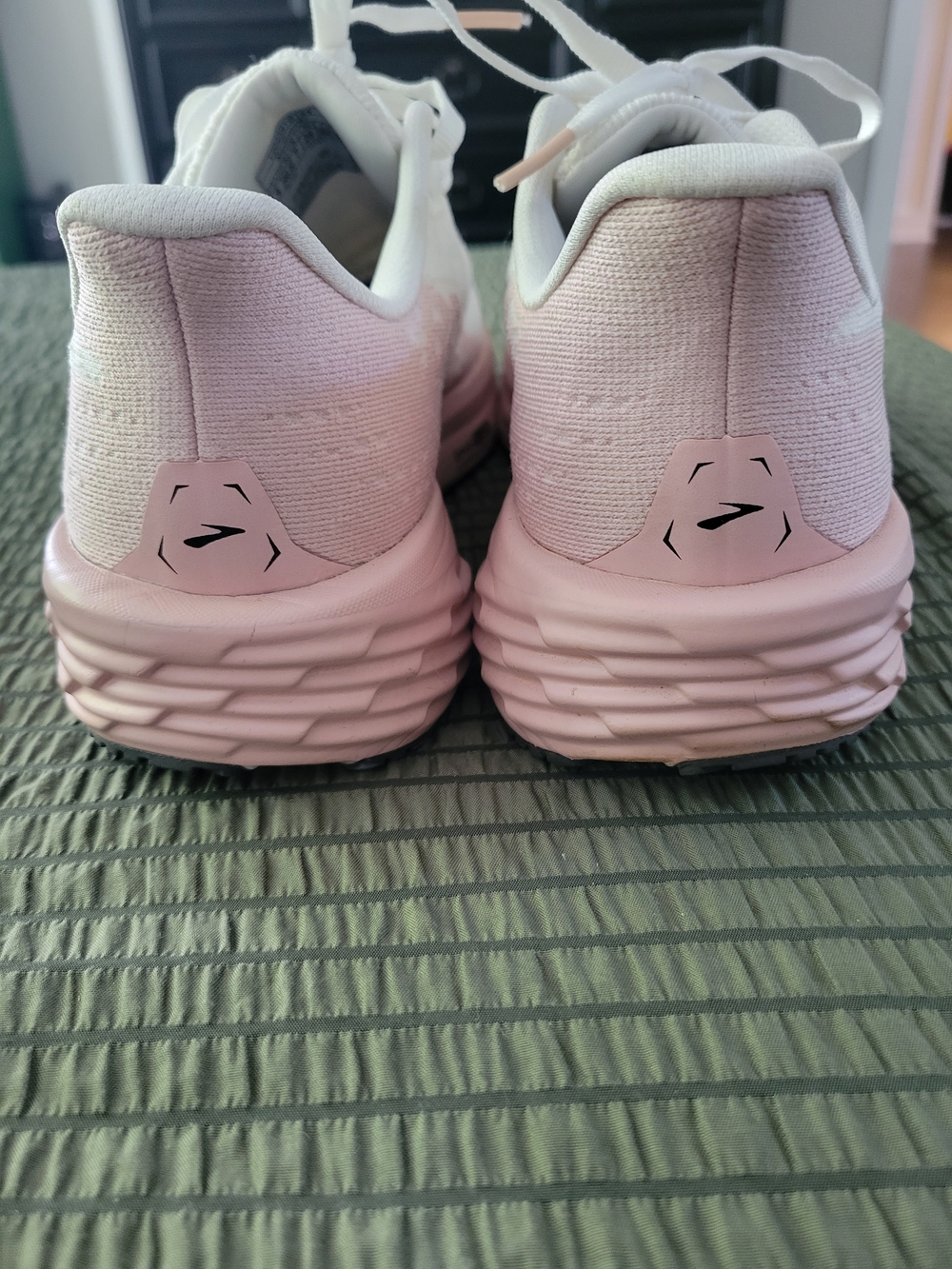 Brooks Launch 11 Women's Running Shoes — White with Pink Accents. Size 9 - Picture 3 of 6